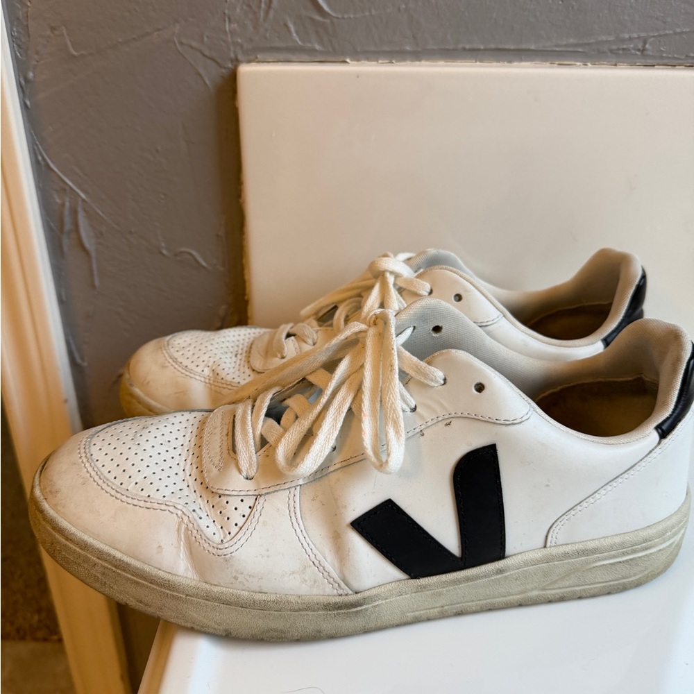 Men’s Veja V-10 Low Top Sneaker